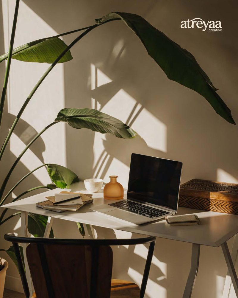 Espacio de trabajo con laptop y plantas
