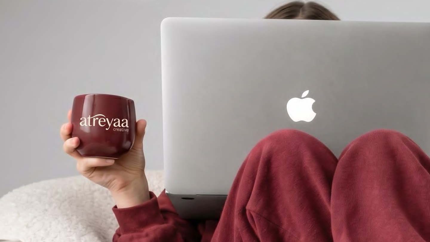 Taza de Atreyaa Creative junto a una laptop