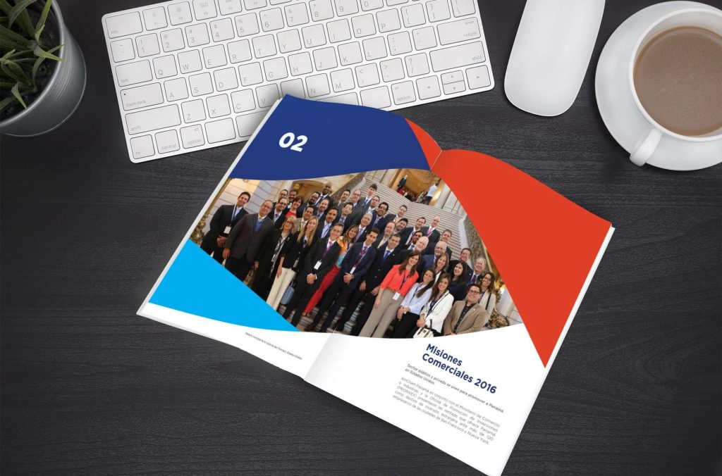 Revista Doing Business in Panama abierta sobre un escritorio