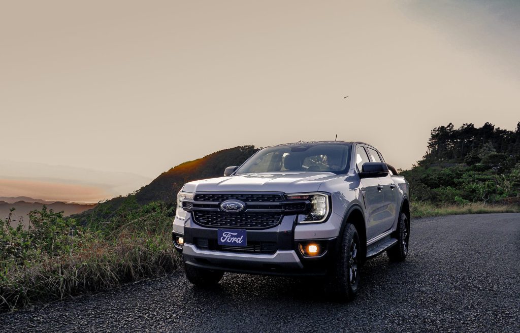 Ford Ranger en carretera al amanecer
