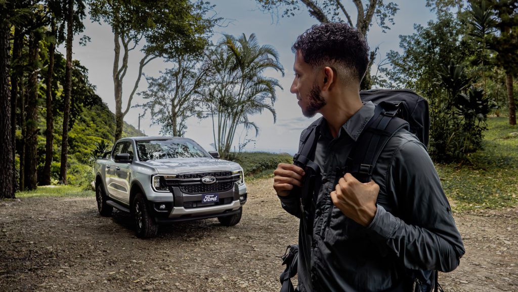 Ford Ranger en un camino de tierra con un excursionista