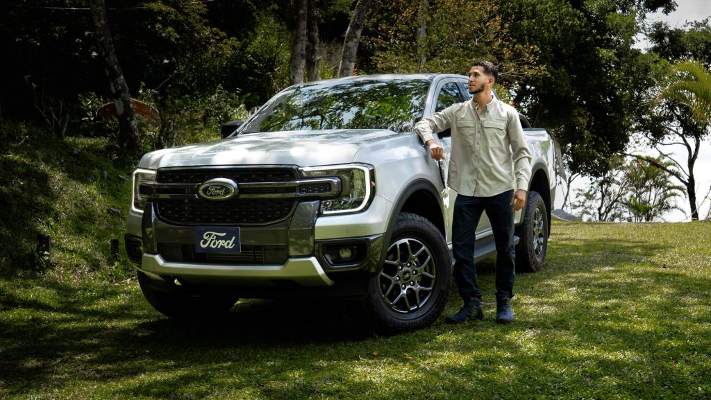 Ford Ranger en la montaña con su conductor