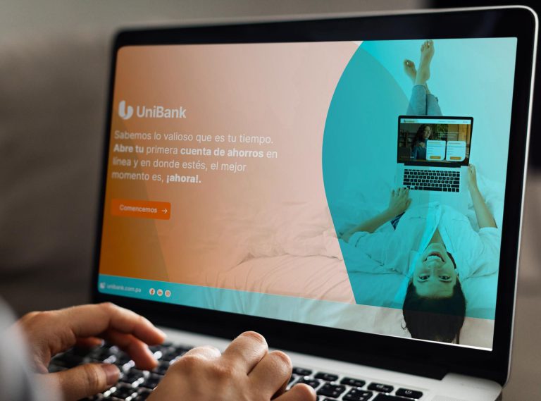 Onboarding digital de Unibank en una laptop